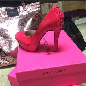 Betsey Johnson “Ditan” platform pump size 7.5